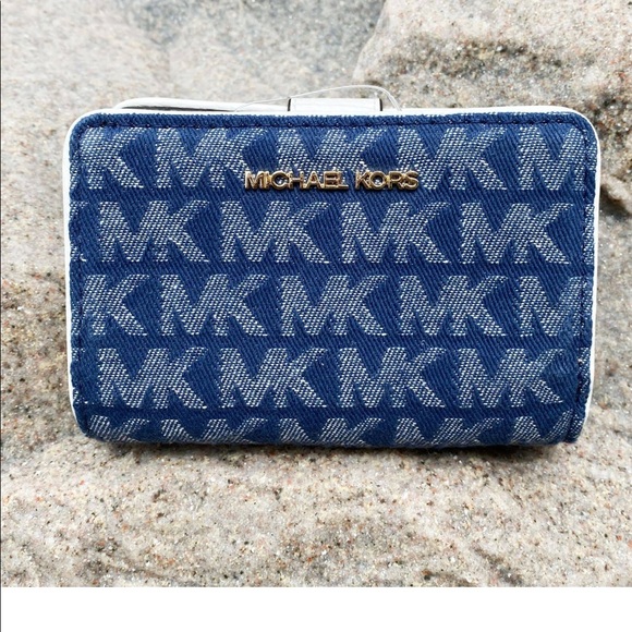 MICHAEL KORS JET SET TRAVEL MD BFLD ZIP CN - Picture 9 of 16